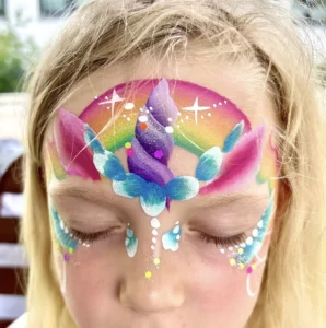 Buntes Einhorn mit Regenbogen und Blumen: Professionelles Kinderschminken für Mädchen-Geburtstage in Berlin